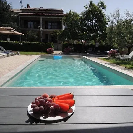 Lavanda Mit Pool Und Garten In *
