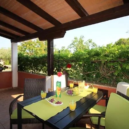Lavanda Mit Pool Und Garten In *