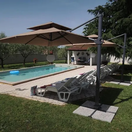 Lavanda Mit Pool Und Garten In Dom wakacyjny